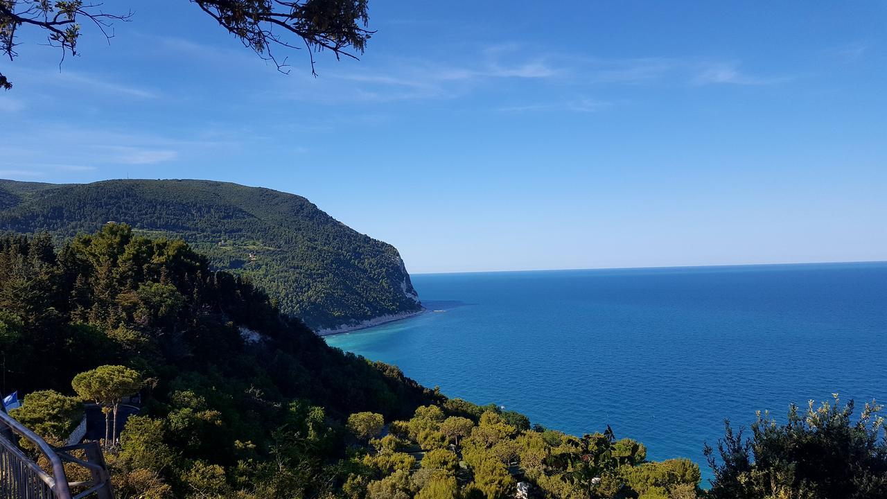 Amare Sirolo Bed & Breakfast Екстериор снимка