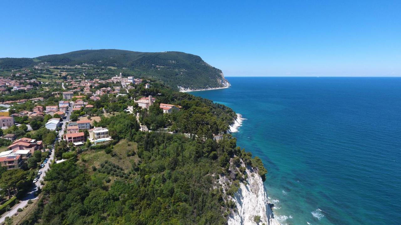 Amare Sirolo Bed & Breakfast Екстериор снимка